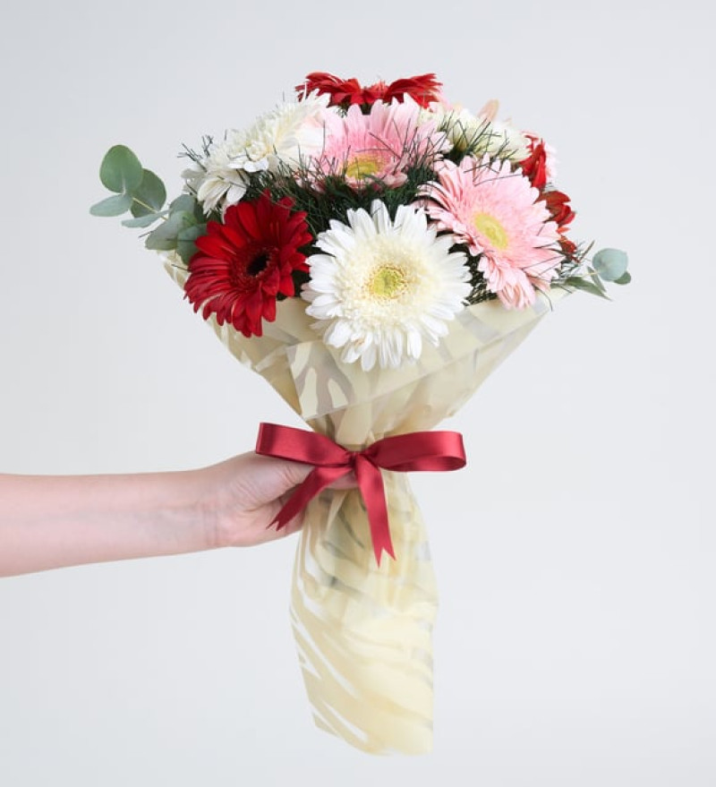 Özel Krem Bukette Rengarenk Gerbera Çiçekleri